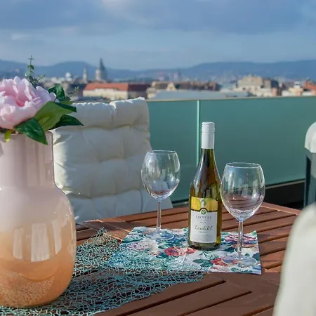 Centropolitan Penthouse With Jacuzzi I 2 Free Parking I Self Check-in Lejlighed Budapest