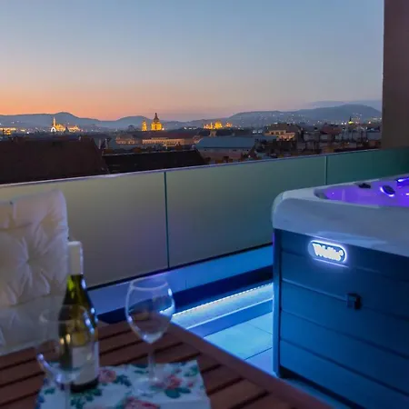 Centropolitan Penthouse With Jaccuzzi- 2 Free Parking- Self Check-in * Budapest