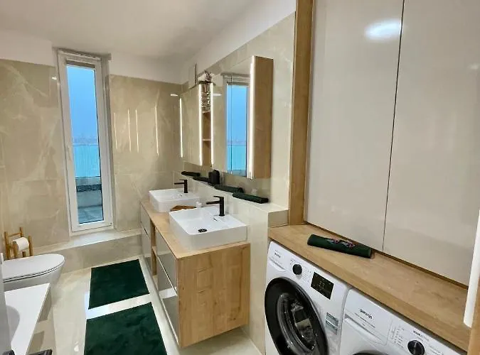 Centropolitan Penthouse I Jacuzzi I 2 Free Parking I Self Check-in
