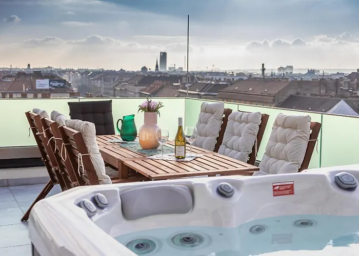 Centropolitan Penthouse I Jacuzzi I 2 Free Parking I Self Check-in *